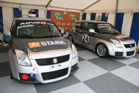 HP Racings Suzuki Swift racere efter en fantastisk weekend